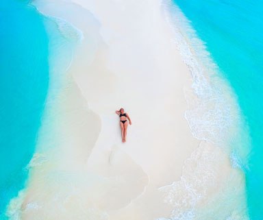 Frau am Strand auf den Malediven