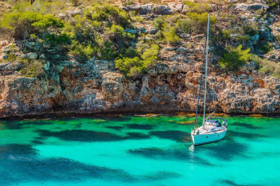 Segeljacht in Bucht auf Mallorca